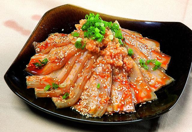 這樣做蒜泥白肉，蒜香濃厚、肥而不膩，吃完一盤還想用湯汁拌涼麵