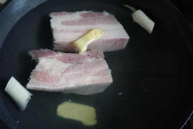 這樣做蒜泥白肉，蒜香濃厚、肥而不膩，吃完一盤還想用湯汁拌涼麵