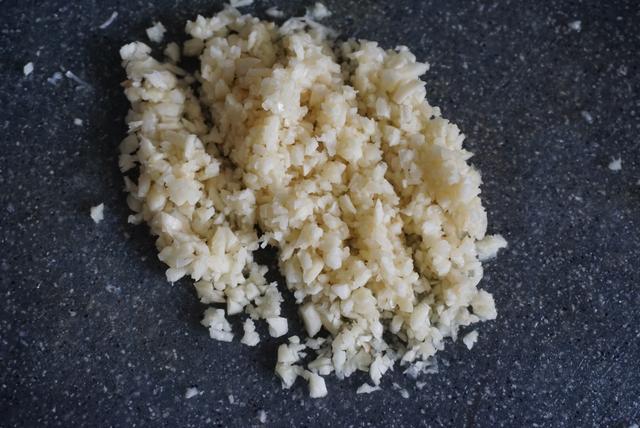 這樣做蒜泥白肉，蒜香濃厚、肥而不膩，吃完一盤還想用湯汁拌涼麵