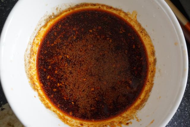 這樣做蒜泥白肉，蒜香濃厚、肥而不膩，吃完一盤還想用湯汁拌涼麵