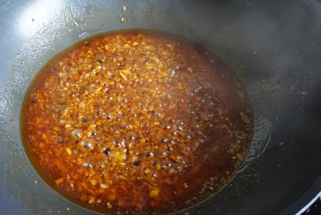 這樣做蒜泥白肉，蒜香濃厚、肥而不膩，吃完一盤還想用湯汁拌涼麵