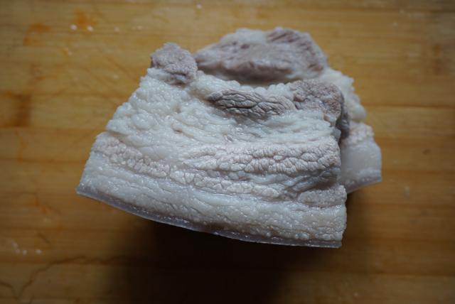 這樣做蒜泥白肉，蒜香濃厚、肥而不膩，吃完一盤還想用湯汁拌涼麵