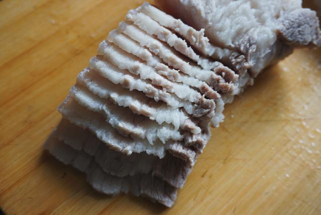 這樣做蒜泥白肉，蒜香濃厚、肥而不膩，吃完一盤還想用湯汁拌涼麵