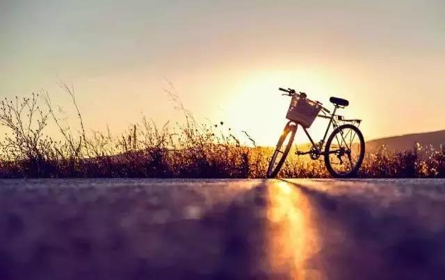 背著煩惱，日子難過，裝著快樂，人生輕鬆！