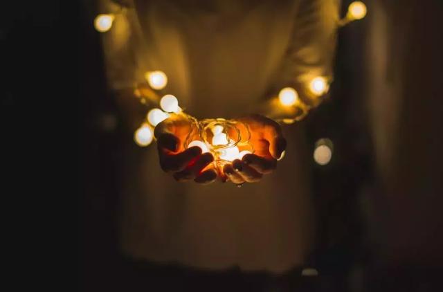 背著煩惱，日子難過，裝著快樂，人生輕鬆！