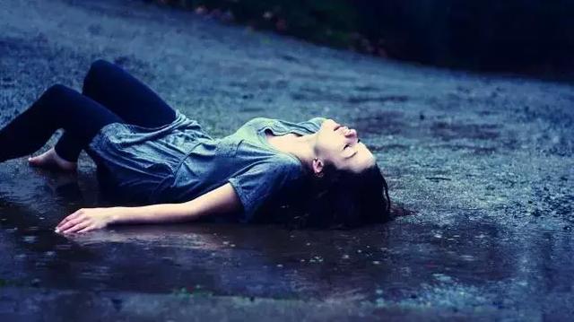 天上下雨地上滑，自己滑倒自己爬！