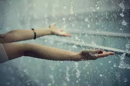 天上下雨地上滑，自己滑倒自己爬！