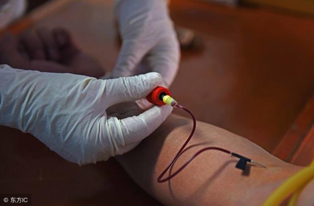 口腔潰瘍接吻，會不會被感染艾滋？ 醫生透露：一種情況真的有可能