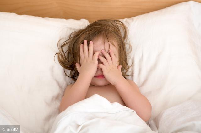 痛心！ 兩個嬰兒被窩裡喪命，父母犯了同一個致命錯誤！