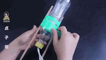 把筷子和塑料瓶綁在一起,解決了許多家庭的大難題,省錢又實用