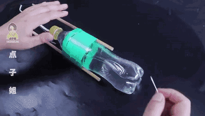 把筷子和塑料瓶綁在一起,解決了許多家庭的大難題,省錢又實用