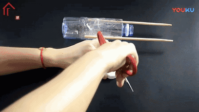 把筷子和塑料瓶綁在一起,解決了許多家庭的大難題,省錢又實用