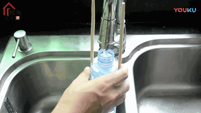 把筷子和塑料瓶綁在一起,解決了許多家庭的大難題,省錢又實用