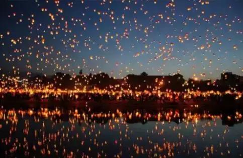 中元節，燃一柱清香，祭奠逝去的親人！