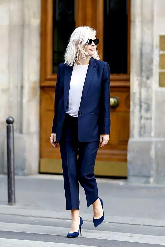 白T卹+西裝，入秋最簡單的懶人時髦穿搭法！