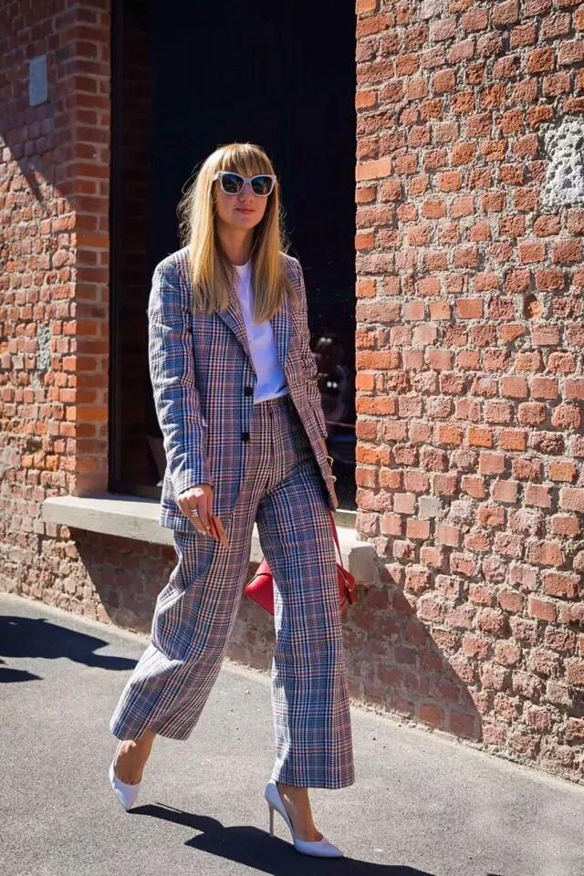 白T卹+西裝，入秋最簡單的懶人時髦穿搭法！