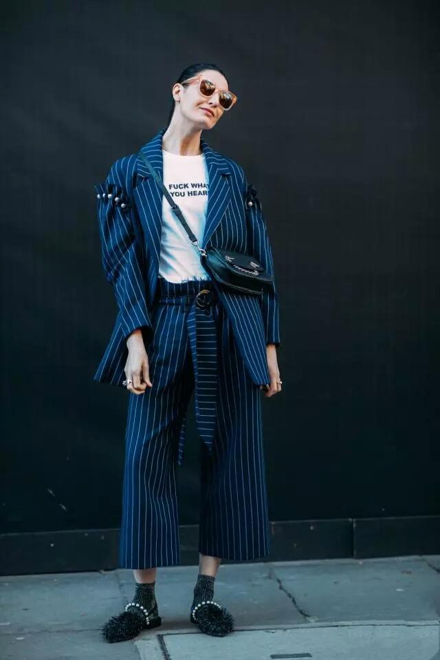 白T卹+西裝，入秋最簡單的懶人時髦穿搭法！