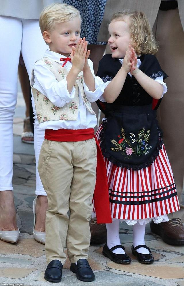 摩納哥王室野餐，夏琳王妃的龍鳳胎寶寶太萌了，堪比英國喬治王子