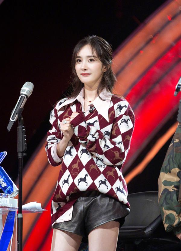 32歲楊冪憑這件格紋重回18，今秋的款式效果這麼猛！