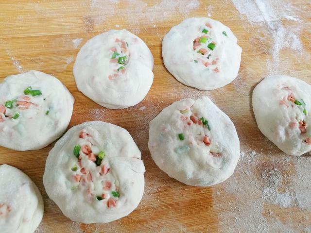 1碗麵粉，1根火腿腸，做的早餐香噴噴，做法簡單，老少都愛