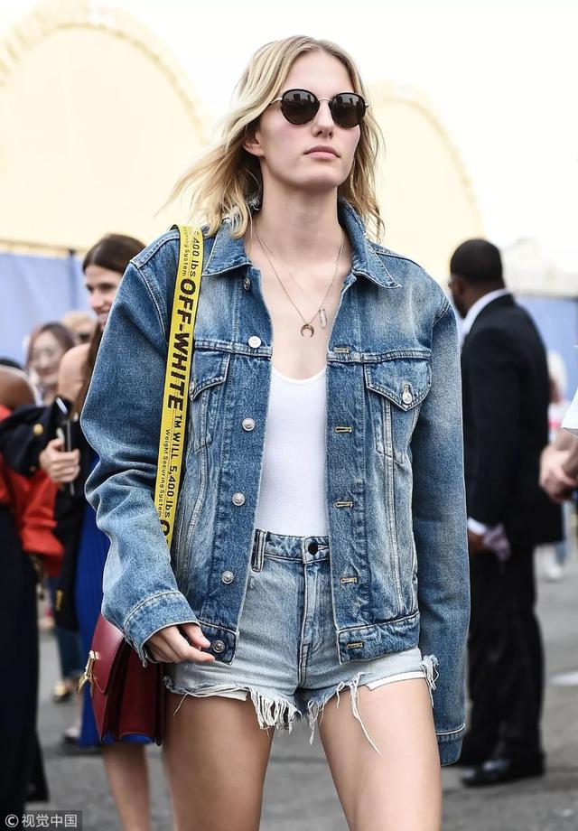 牛仔夾克光腿穿，遠比你想的更時髦