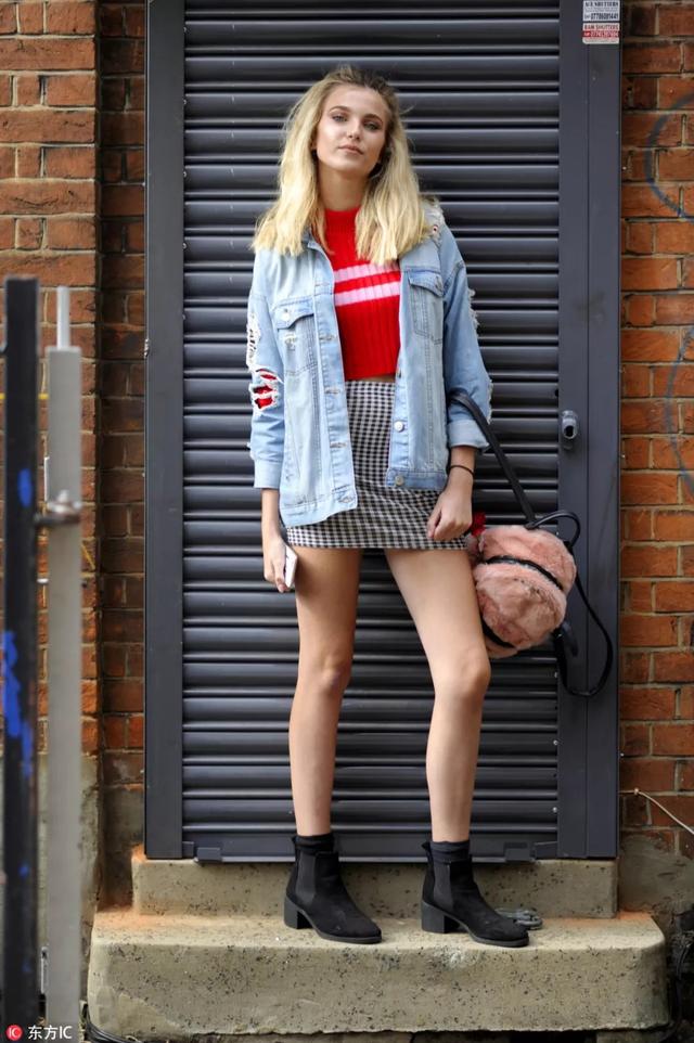 牛仔夾克光腿穿，遠比你想的更時髦