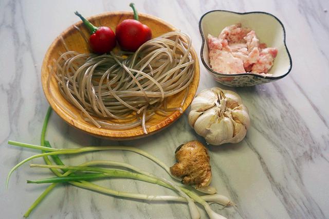 粉條這樣做，勁道爽口，比肉還香，8歲兒子能吃2大碗米飯