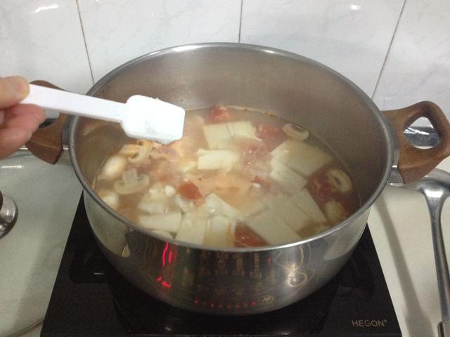 天氣漸涼，教你做豆腐蝦仁一鍋鮮——既暖身又營養豐富，美味可口