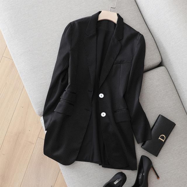 入秋後讓短款西裝外套裝扮出乾練形象