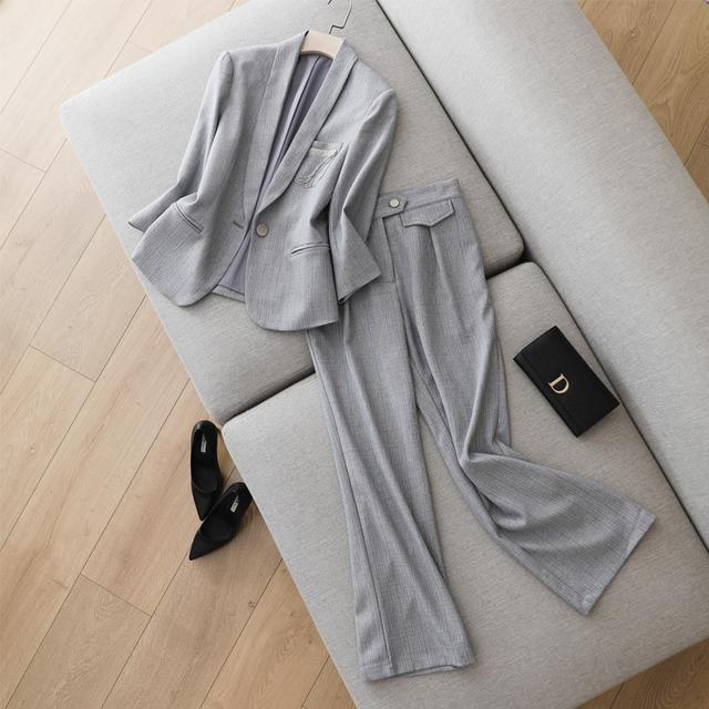 入秋後讓短款西裝外套裝扮出乾練形象
