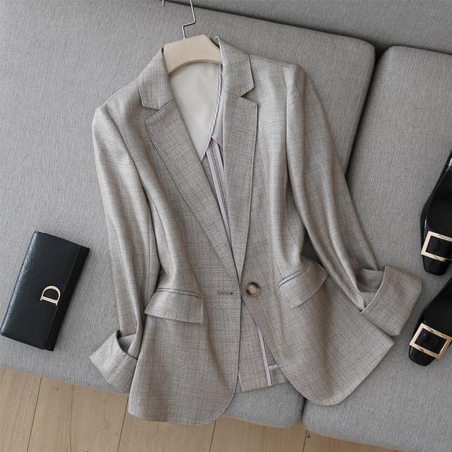入秋後讓短款西裝外套裝扮出乾練形象