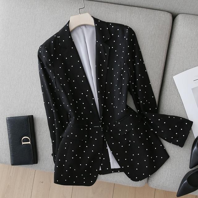 入秋後讓短款西裝外套裝扮出乾練形象