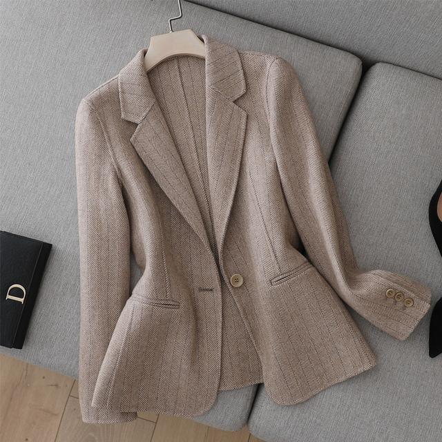 入秋後讓短款西裝外套裝扮出乾練形象