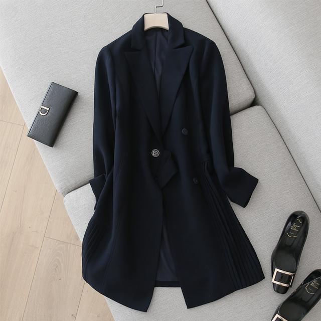 入秋後讓短款西裝外套裝扮出乾練形象