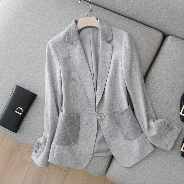 入秋後讓短款西裝外套裝扮出乾練形象