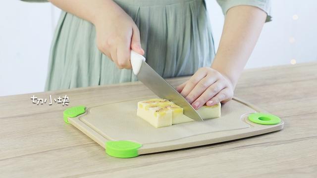 只用1個雞蛋+1杯酸奶，做了一盤甜點，一上桌瞬間吃完了！