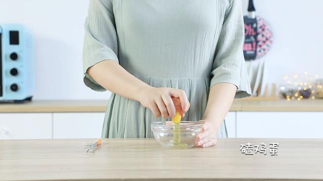 只用1個雞蛋+1杯酸奶，做了一盤甜點，一上桌瞬間吃完了！