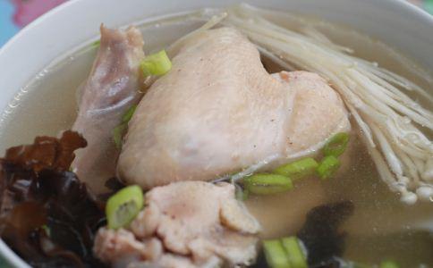 秋天滋補喝雞湯，美味又健康，但這5類人別多喝！