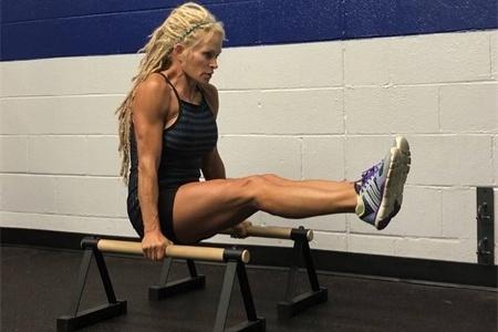 堅持健身40年，讓她59歲還能駕馭龍旗動作，與丈夫合影不似同齡人