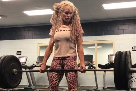 堅持健身40年，讓她59歲還能駕馭龍旗動作，與丈夫合影不似同齡人