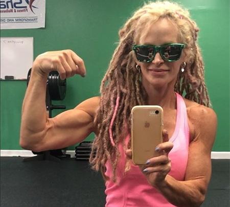 堅持健身40年，讓她59歲還能駕馭龍旗動作，與丈夫合影不似同齡人