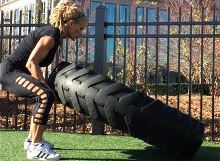 堅持健身40年，讓她59歲還能駕馭龍旗動作，與丈夫合影不似同齡人