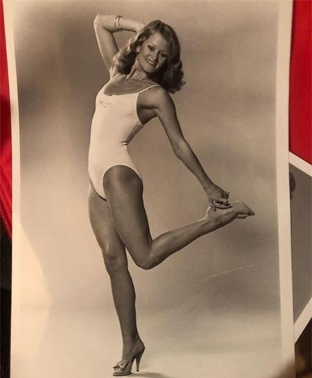 堅持健身40年，讓她59歲還能駕馭龍旗動作，與丈夫合影不似同齡人