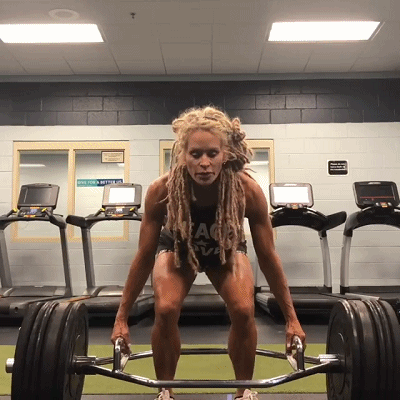 堅持健身40年，讓她59歲還能駕馭龍旗動作，與丈夫合影不似同齡人