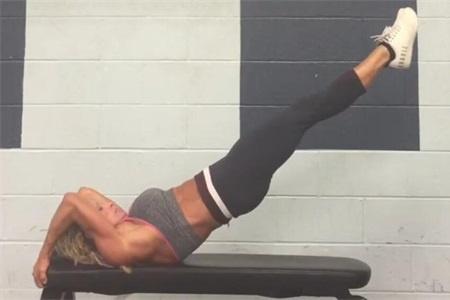 堅持健身40年，讓她59歲還能駕馭龍旗動作，與丈夫合影不似同齡人