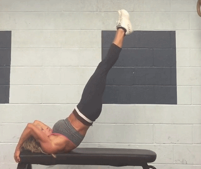 堅持健身40年，讓她59歲還能駕馭龍旗動作，與丈夫合影不似同齡人