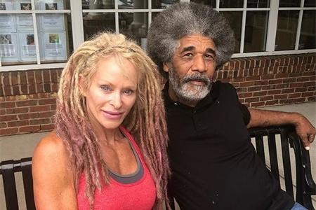 堅持健身40年，讓她59歲還能駕馭龍旗動作，與丈夫合影不似同齡人