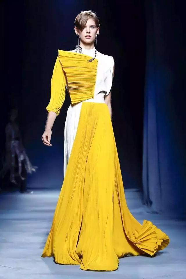 只有Givenchy這個牌子才能做出這些秋天最美的裙子