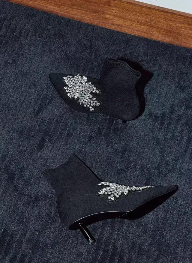 清爽簡單的夏季已經過去，快穿上一雙“寶石鞋”溫柔的走入秋天吧