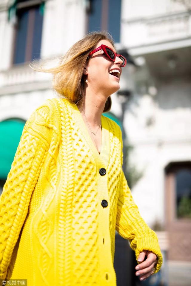 看你的圓臉！ 趕緊換這件V領毛衣！